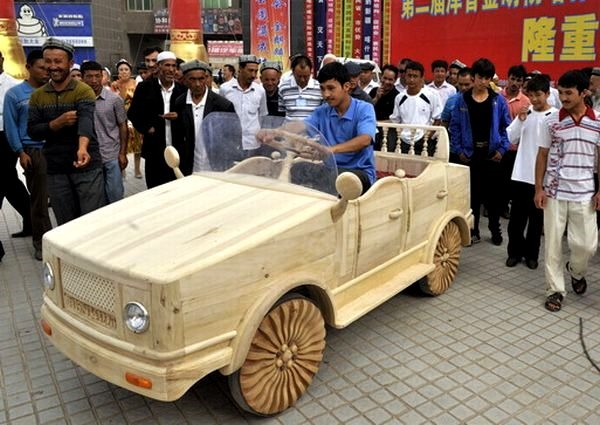 деревянный автомобиль с колёсами в деревянной оправе