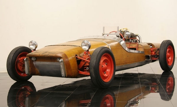 Винтажный деревянный автомобиль